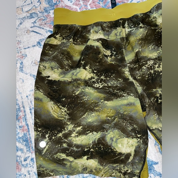 Lululemon T.H.E. Mens Short 7" Linerless Size M 
High Dive Auric Gold Multi - Picture 8 of 9